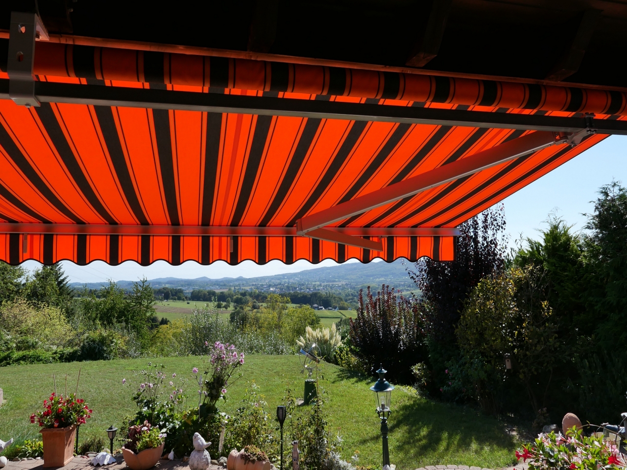 Senkrechtmarkise fuer optimalen Schutz vor Sonne und Wind von ADA-Wintergarten